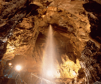 竜ヶ岩洞 黄金の大滝